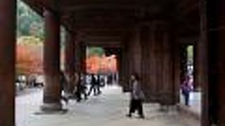 歴史を感じる門