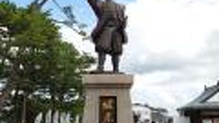 大手門前に佇む