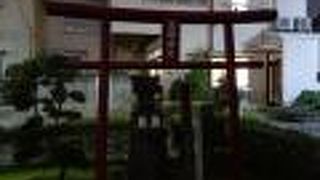 住宅地に位置する小さな神社