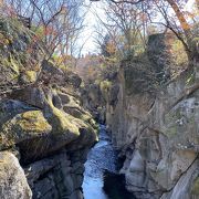 迫力ある岩の絶景と紅葉のコラボレーション