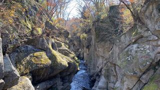 迫力ある岩の絶景と紅葉のコラボレーション