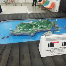 空港の荷物の受け取りレーンが小さくて可愛い。