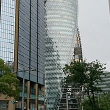 新宿にも似た様式のビルがある