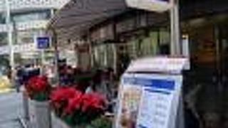 銀座4丁目の角のオープンテラス席のドトール。2階席が広々。