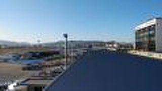 遠くの山々やビル群も見ごたえあり