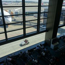 搭乗待合から見える飛行機