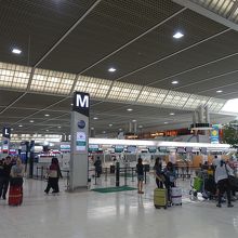 チェックインカウンター