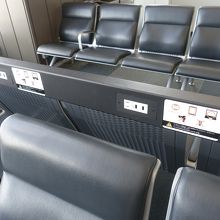 椅子の後ろ側に電源プラグ