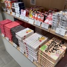 定番のお土産物から、珍しいものまで、置いていると思います。