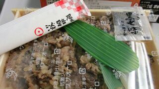 JR京都駅西口改札前がお土産売り場で、京都の老舗の逸品から話題の商品まで京都土産がそろっています。