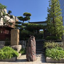 若宮大路に面した入口