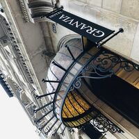 こじんまりとしていますが旗が出ているので多分上見ていればすぐ