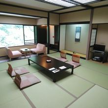 花見館 和室12.5畳。この宿ではスタンダードな客室です。