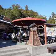 小国神社の門前にある賑やかな商業施設