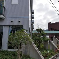 ホテル玄関と看板