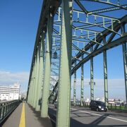 街歩きの途中で旭川の象徴的なクラシックな橋