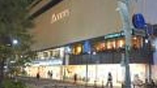 駅に隣接のショッピングセンター