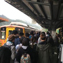 電車が来ると、こんなことに…