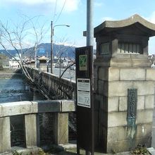 石灯篭のような飾りが付いて風情がある橋