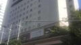 二棟の商業施設