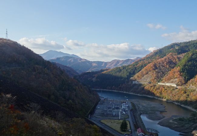 堤体下からの景色も壮観！ （九頭竜ダム） 