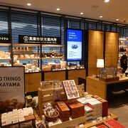 ローカルな街の駅に観光案内所、スタバ、本屋