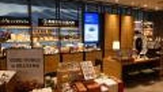 ローカルな街の駅に観光案内所、スタバ、本屋