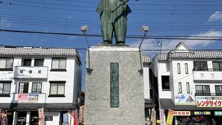 織田信長の銅像があります