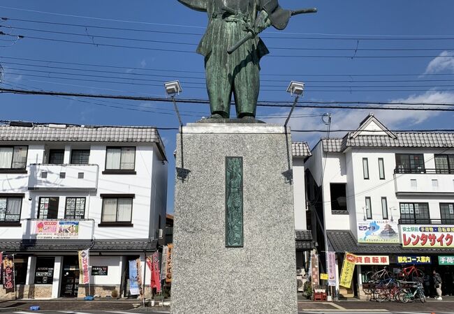 織田信長の銅像があります