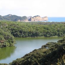 「豊満の池展望所」から観る豊満の池