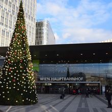 クリスマスツリーが飾られたウィーン中央駅の正面