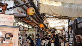 ツアー集合時間を気にしながら余裕なく歩いた商店街