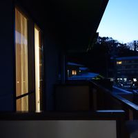 ベランダから温泉街一望　隣はクアハウスかけゆ（プール）