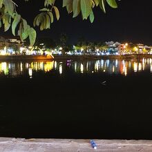 川に映り込む光が綺麗でしたが上手く撮れません