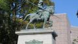 高知城追手門脇にあります