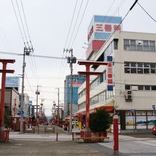 赤い鳥居がシンボルの銀座仲見世通り