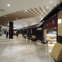 ここを右に入った所にあります