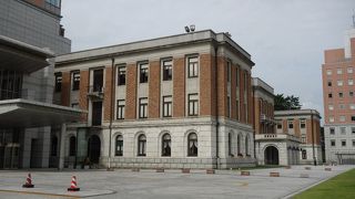 新しい庁舎との対比が面白い