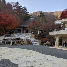 中庭、右手の建物が別館