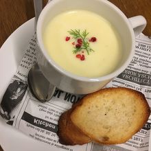 ジャガイモのポタージュ　とバケット