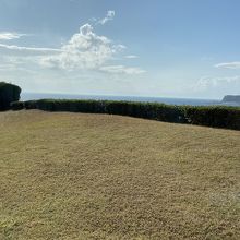 窓から江ノ島が見えます