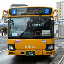 黄色の車体が目立ちます