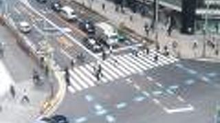 行き交う人を眺めながら