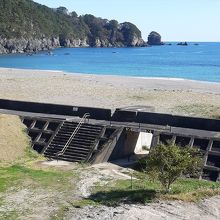 これは、破壊を免れた南半分の明戸海岸防潮堤。