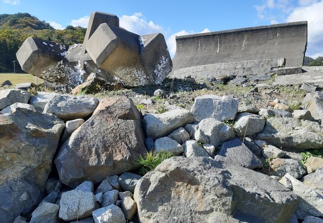 東日本大震災の津波で破壊された明戸海岸防潮堤が震災遺構として残されています。