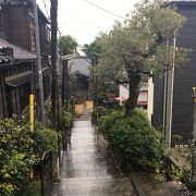 階段（参道）の下にある