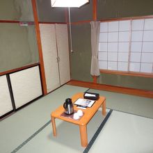 お部屋はシンプルな和室。