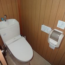 トイレは共用。ウォッシュレット有。清潔です。