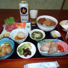 ボリュームたっぷり、夕食の一例。