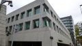 派手さはないものの恰好いい建築物